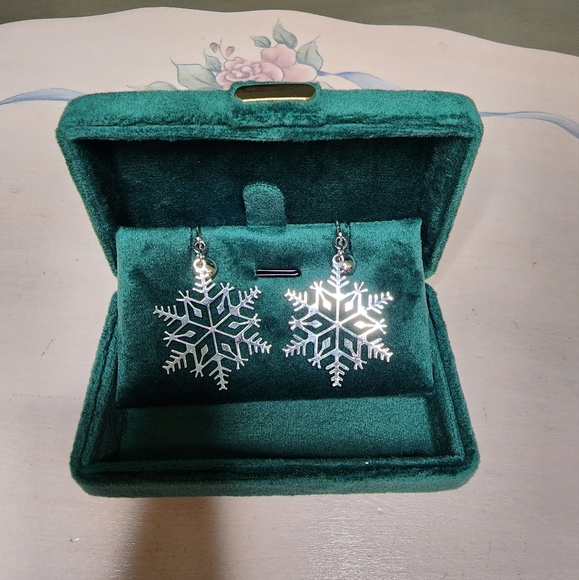 HOST PICK Vintage Earrings Snowflakes, Christmas,Clip On Earrings, Silver - Picture 5 of 8